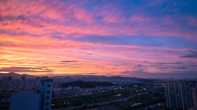 发光 城市 在晚上 - 上的免费照片