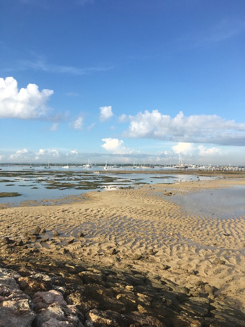 云 沙 海滩 - 上的免费照片