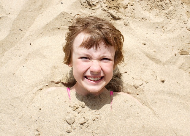 女孩 海滩 砂 - 上的免费照片