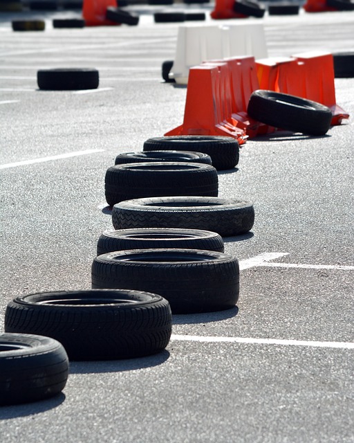 赛马跑道 旧的轮胎 环形栅栏 - 上的免费照片