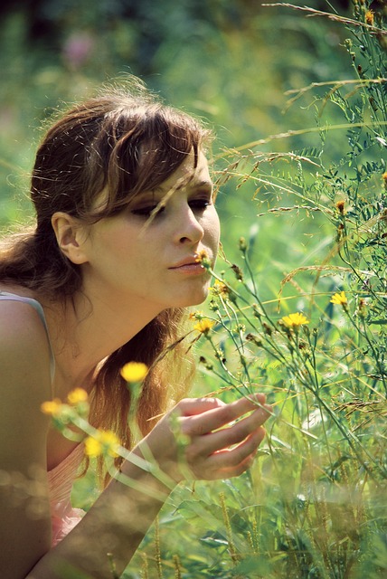 女人闻到鲜花 花的香味 画的颜色 - 上的免费照片