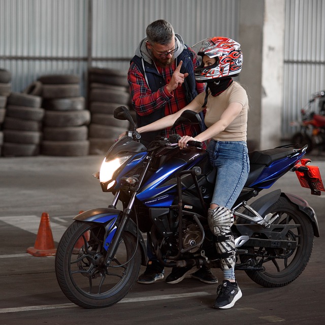 女孩 摩托车 自行车 - 上的免费照片