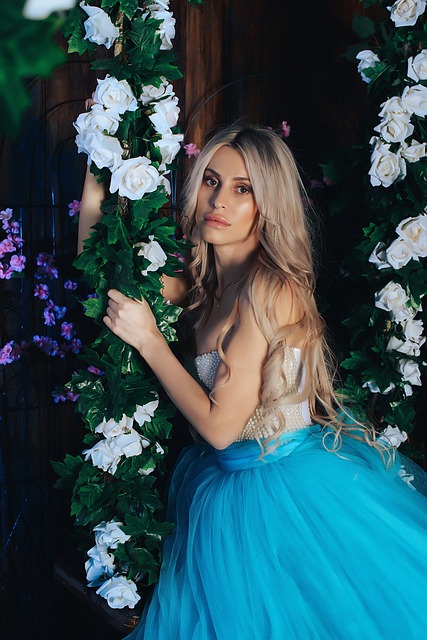 摄影展 美丽的女孩 花朵 - 上的免费照片