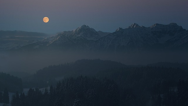 夜晚 月亮 山 - 上的免费照片