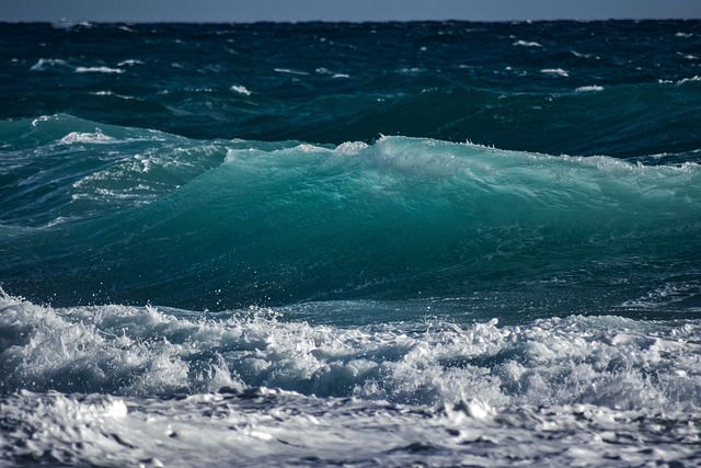 海浪 溅 水 - 上的免费照片