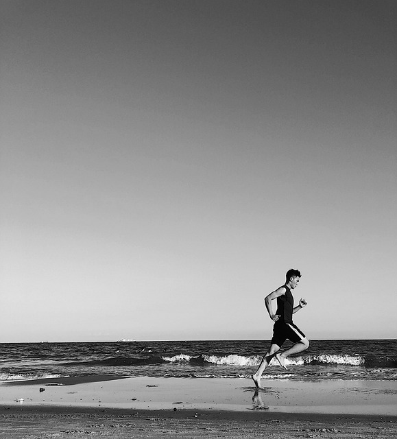 跑步 海滩 海洋 - 上的免费照片