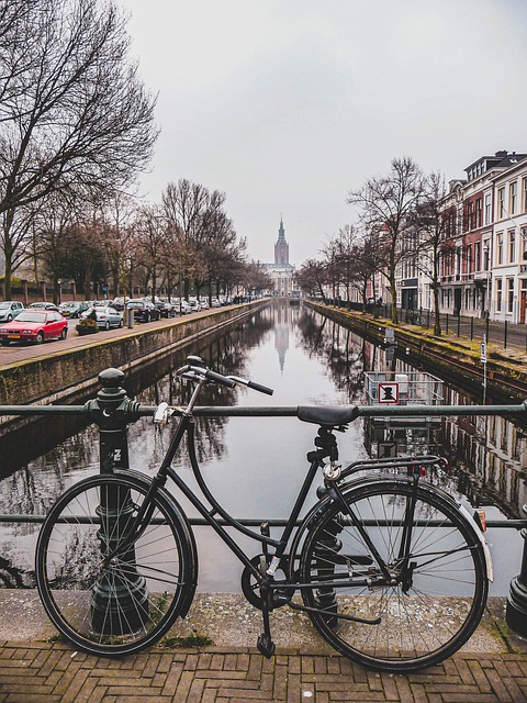 自行车 轮子 河 - 上的免费照片