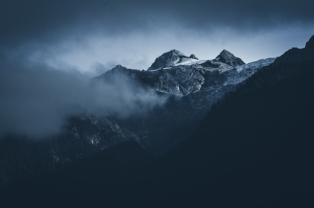 山 顶峰 多雾路段 - 上的免费照片