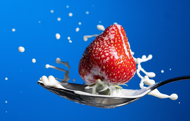 牛奶 草莓 勺子 - 上的免费照片