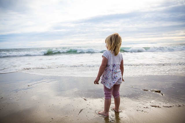 女孩 海滩 波浪 - 上的免费照片