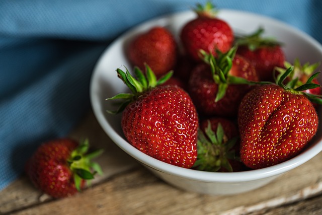 草莓 壳 水果 - 上的免费照片