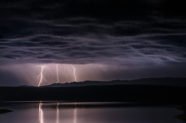 雷雨 闪电 湖 - 上的免费照片