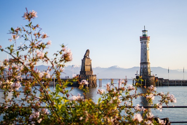 灯塔 雕像 港口 - 上的免费照片