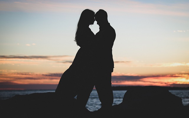 夫妻 海滩 日落 - 上的免费照片