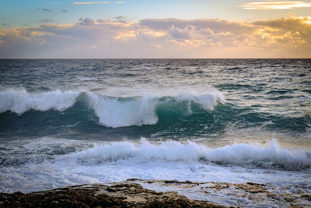 海 波浪 日落 - 上的免费照片