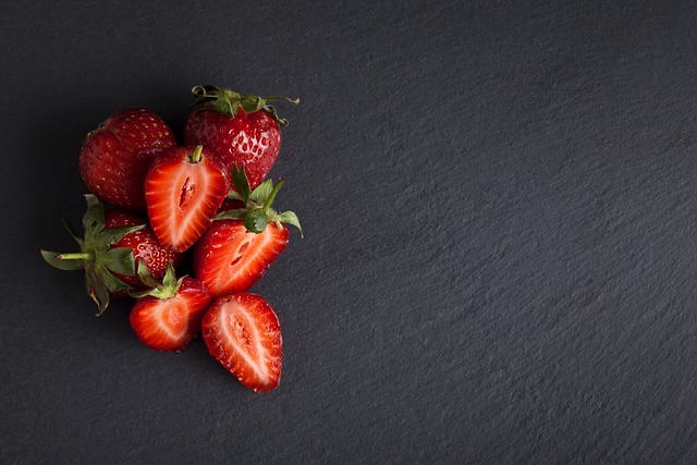 草莓 水果 一半 - 上的免费照片