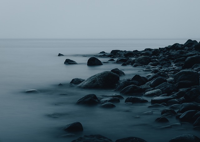 海 岩石 多雾路段 - 上的免费照片