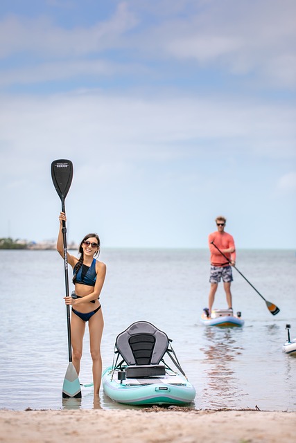 站立式单桨冲浪 桨板 海 - 上的免费照片