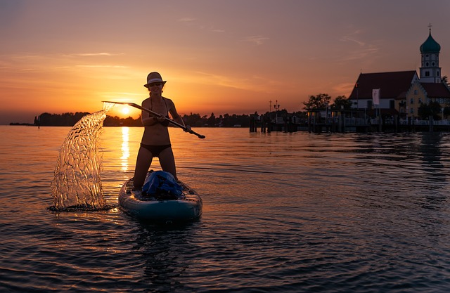 超 站立式单桨冲浪 日落 - 上的免费照片