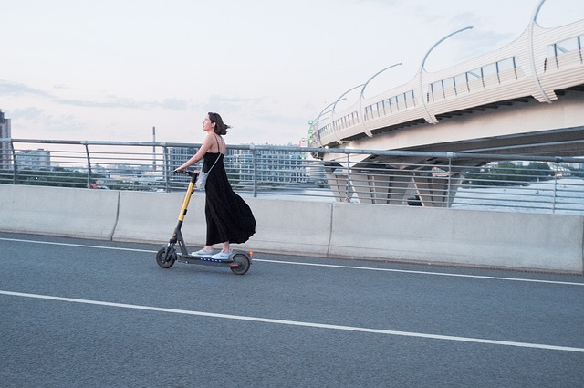 女士 电动摩托车 街道 - 上的免费照片