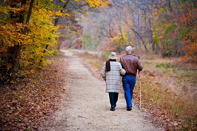 夫妻 老年 步行 - 上的免费照片
