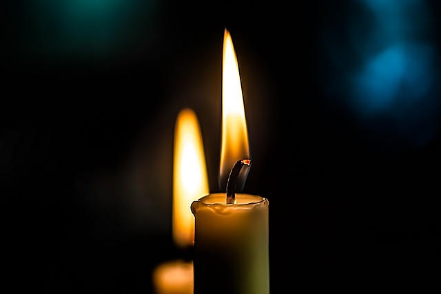 燃烧的蜡烛 烛台 夜晚 - 上的免费照片