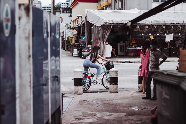 女性 自行车 街道 - 上的免费照片