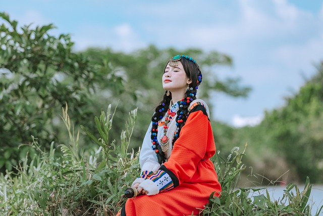 蒙古姑娘 传统服饰 草地 - 上的免费照片