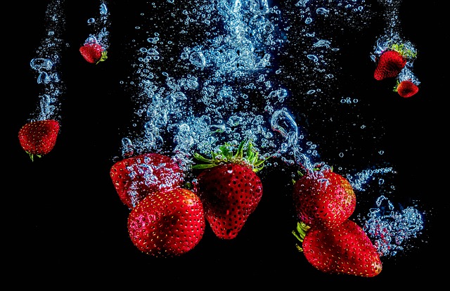 草莓 气泡 水下 - 上的免费照片