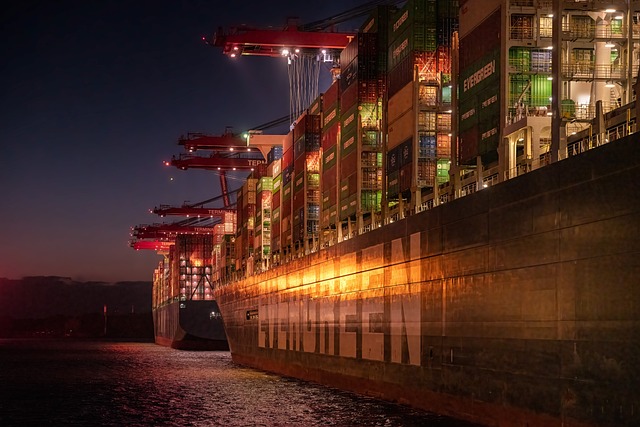 港口 集装箱船 夜晚 - 上的免费照片