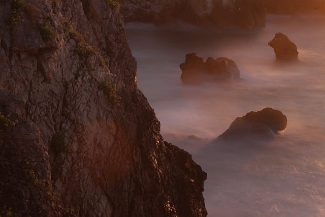 悬崖 岩石 海 - 上的免费照片