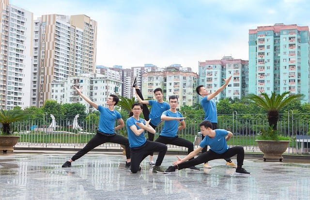 男人 姿势 城市 - 上的免费照片
