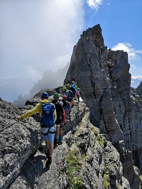通过 Ferrata 攀登 绳索 - 上的免费照片