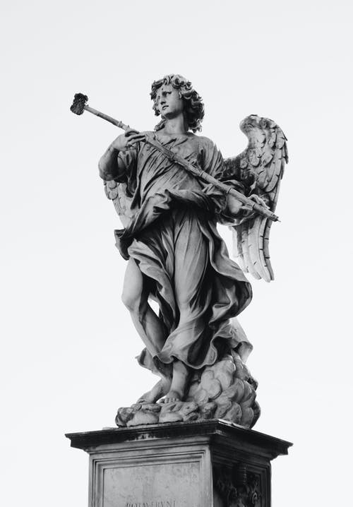 黑色和灰色天使雕像 · 免费素材图片
