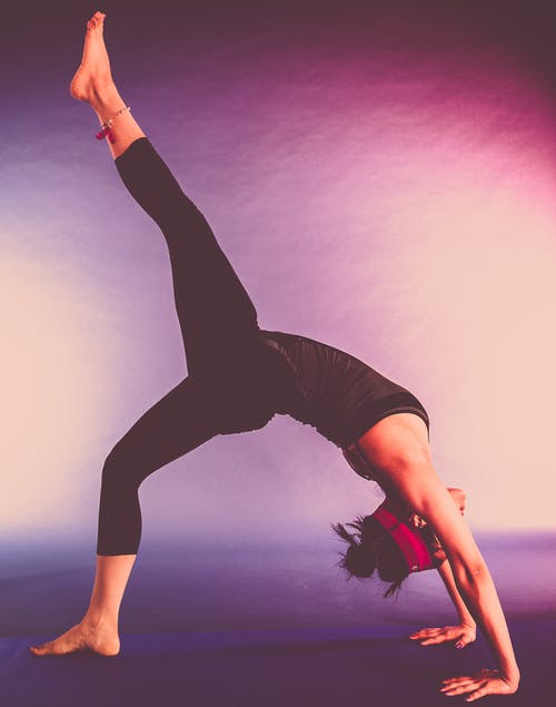 女人做瑜伽姿势 · 免费素材图片