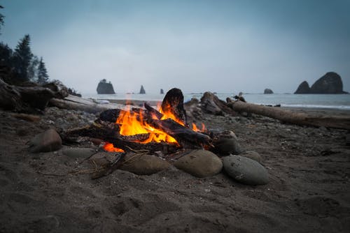 篝火在沙滩上的特写摄影 · 免费素材图片