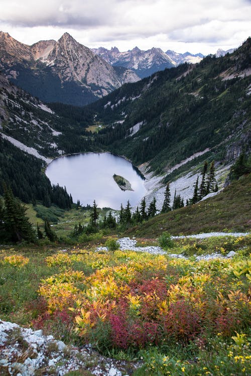 被山摄影包围的湖 · 免费素材图片