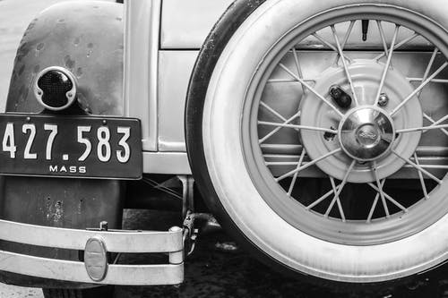 汽车轮胎的灰度照片 · 免费素材图片