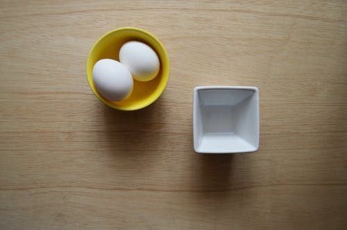黄色的陶瓷碗里的两个白蛋 · 免费素材图片