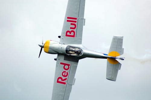 灰红牛单翼飞机在空中 · 免费素材图片