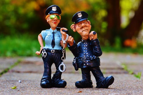 警察男人和警察女人塑料玩具上 · 免费素材图片