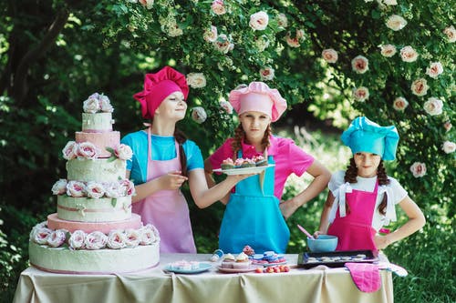 有关儿童, 姐妹, 杯子小蛋糕的免费素材图片
