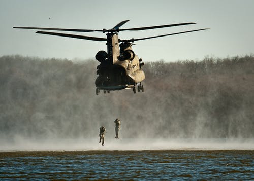 水上空的灰色直升机 · 免费素材图片