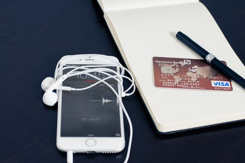 红色visa卡旁边的银色iphone 6 · 免费素材图片