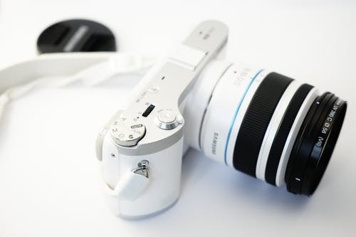 白色单反相机 · 免费素材图片