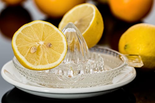 透明玻璃碟上的黄色柠檬水 · 免费素材图片