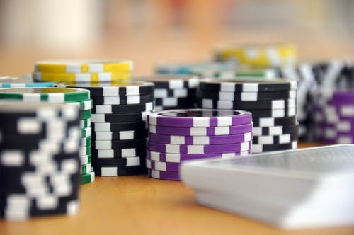 蓝绿色和紫色扑克筹码 · 免费素材图片