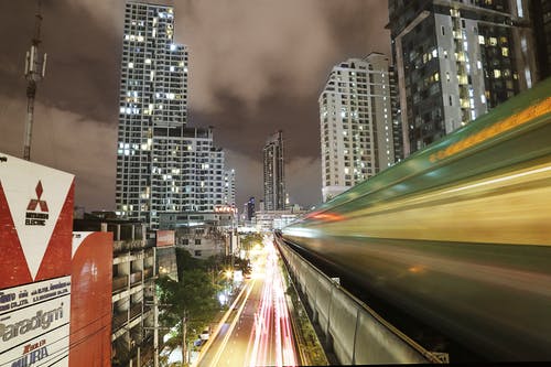 夜间道路上的白色和黄色车辆灯在夜间摄影 · 免费素材图片