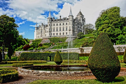 绿色植物包围的白色混凝土城堡 · 免费素材图片