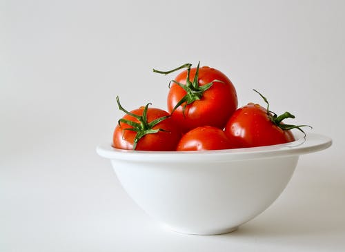 白碗红番茄 · 免费素材图片